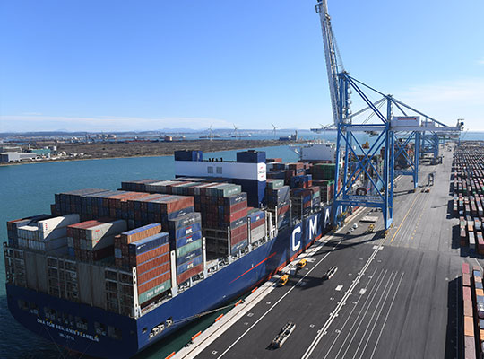 PORTSYNERGY - EUROFOS ET LE PORT DE MARSEILLE FOS RECOIVENT LEUR PLUS GRAND PORTE-CONTENEURS 