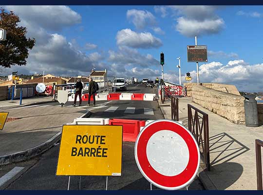 Travaux sur le pont levant de Martigues - Remplacement des trottoirs